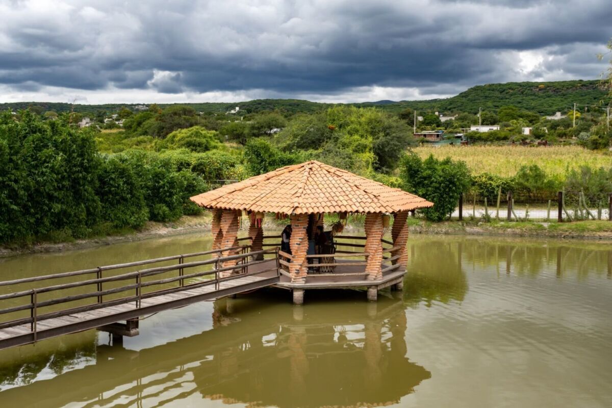 kiosko en medio de un lago en Barbacoa Don Lole