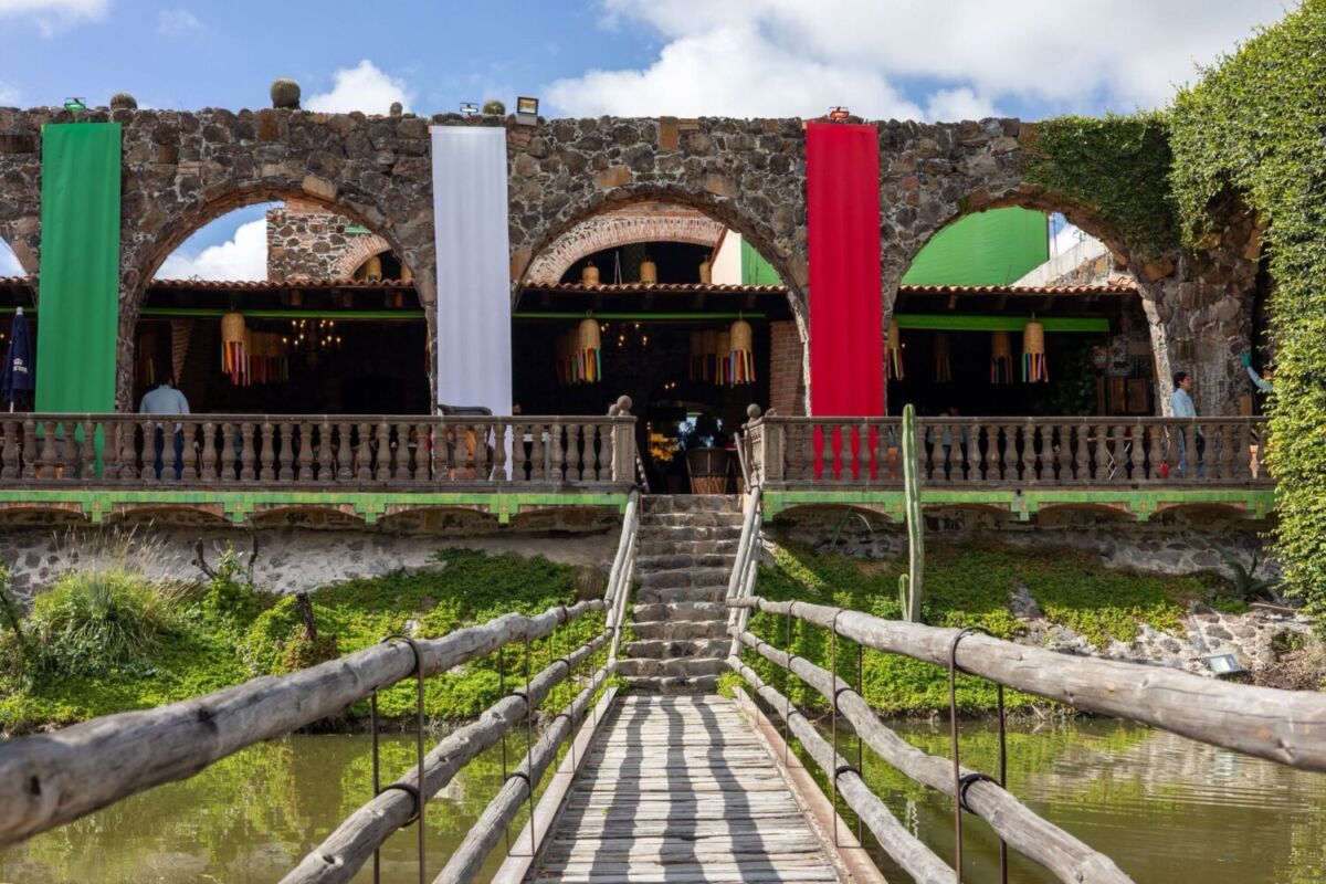restaurante con camino de piedra