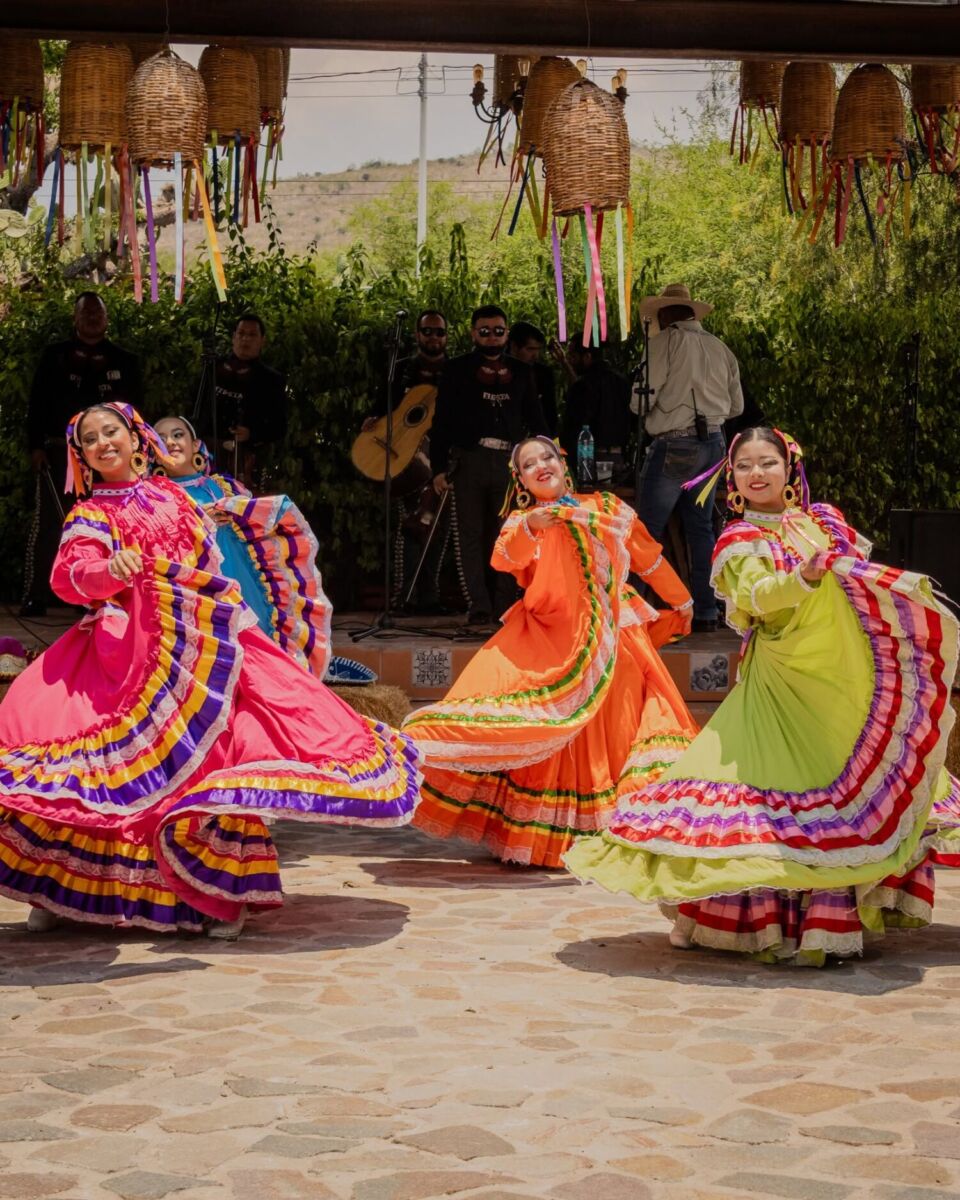 show de baile típico mexicano en Barbacoa Don Lole