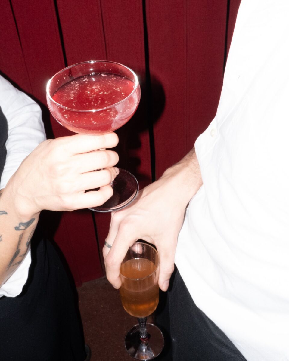 close up manos sosteniendo cocteles