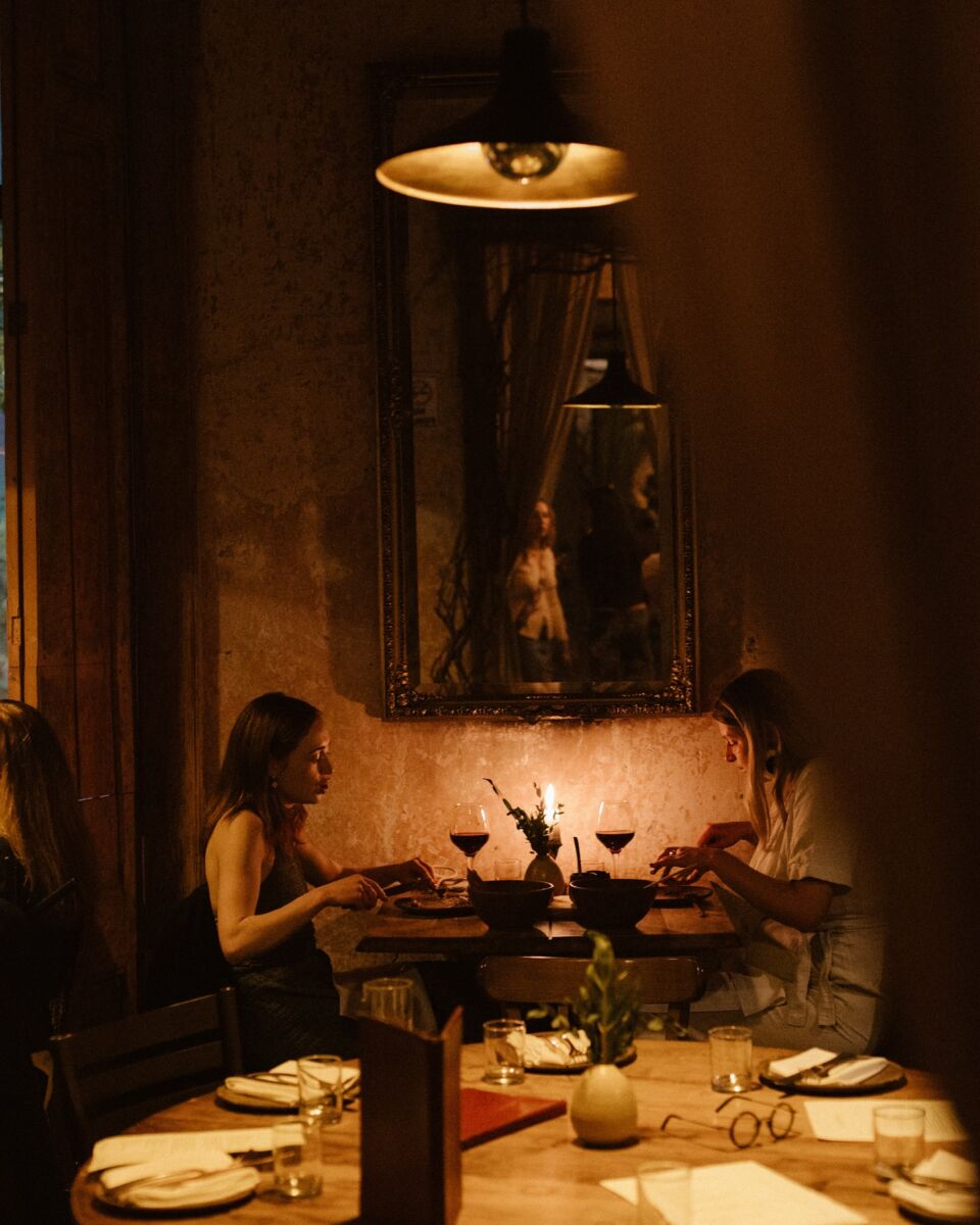 cita romántica en taverna prim