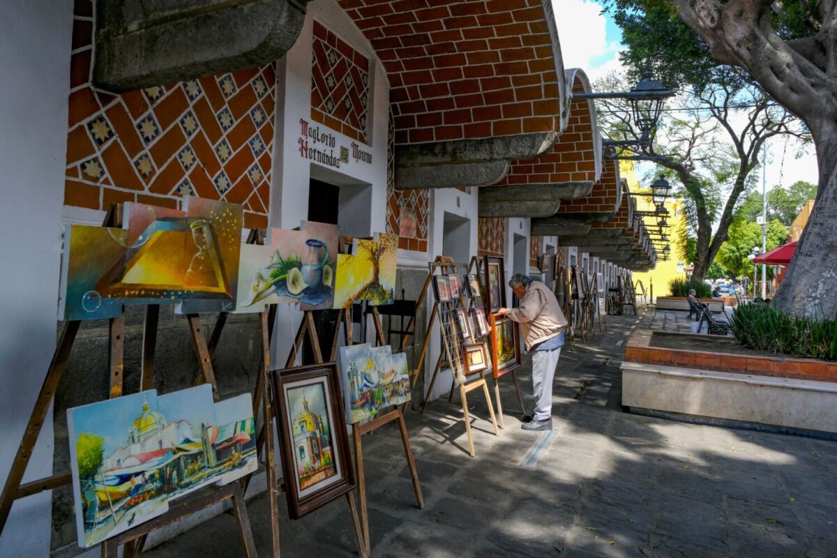 artista exhibiendo sus obras al aire libre 