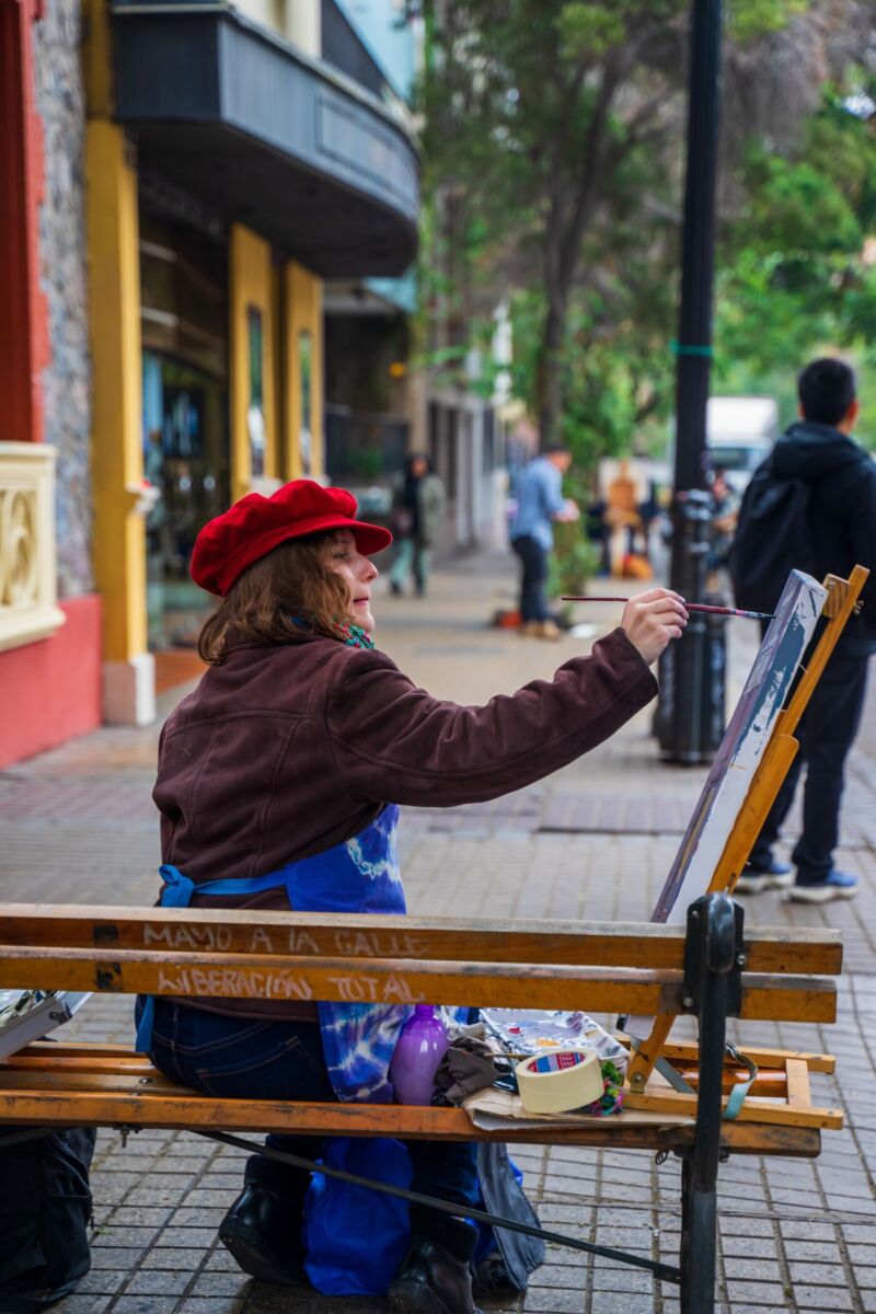 mujer pintando un cuadro 