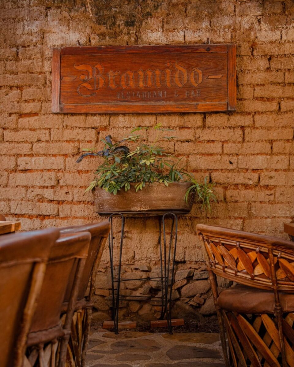 mesas con sillas en restaurante alteño