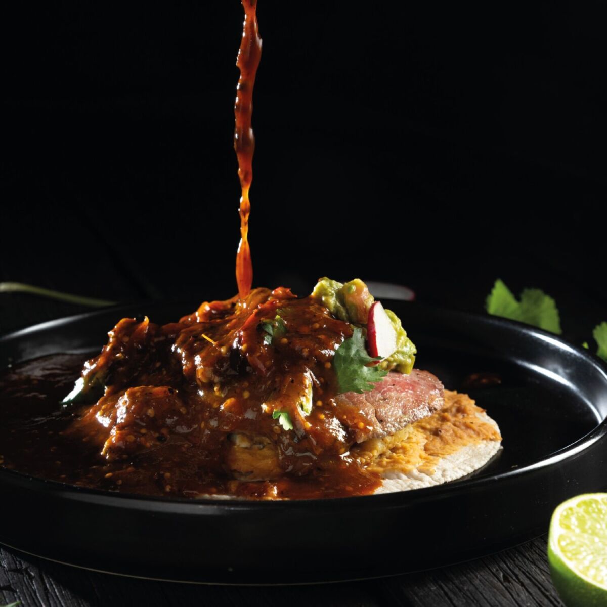 guisado de carne con verduras y una salsa