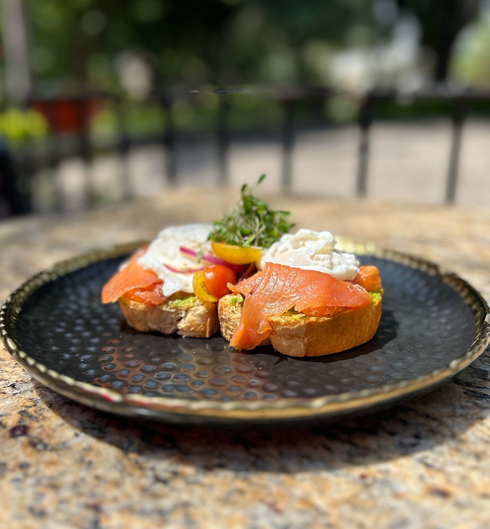 toast de aguacate y salmón