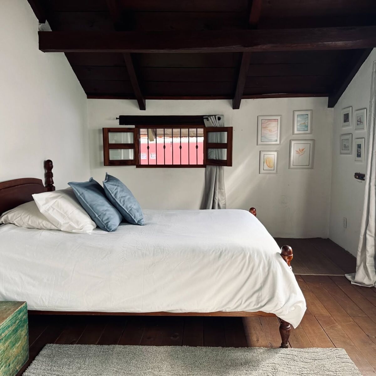 habitación moderna en una cabaña