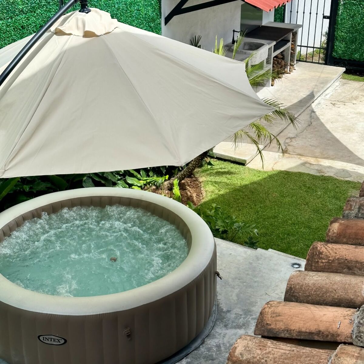 jardín con jacuzzi