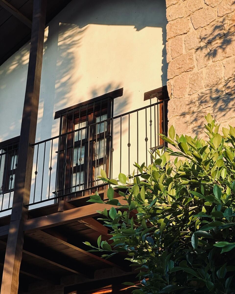 fachada casa con balcón 