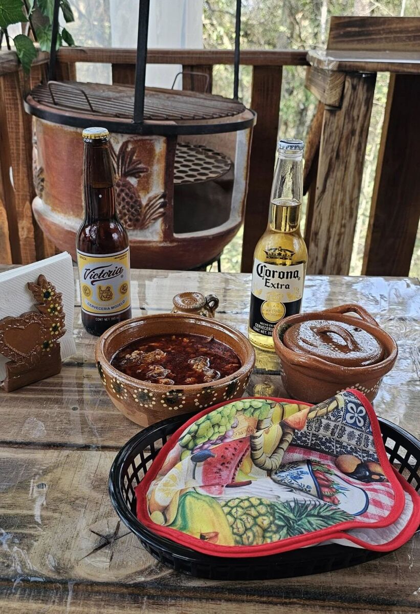 consomé de birria con tortillas y cervezas