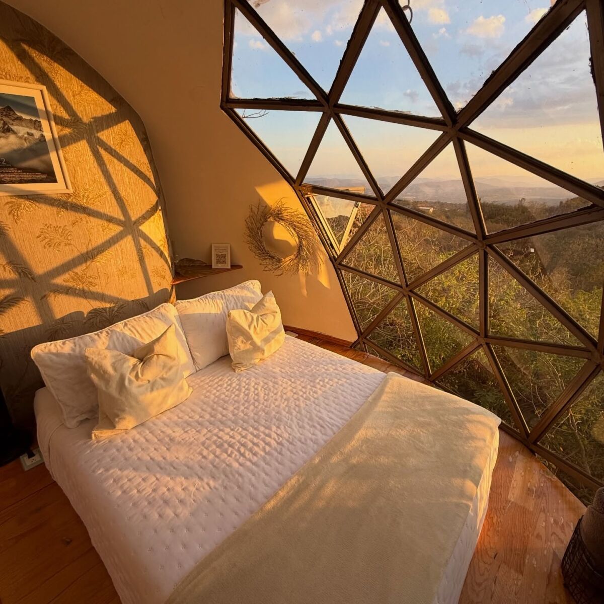 cama con vista al cielo al atardecer