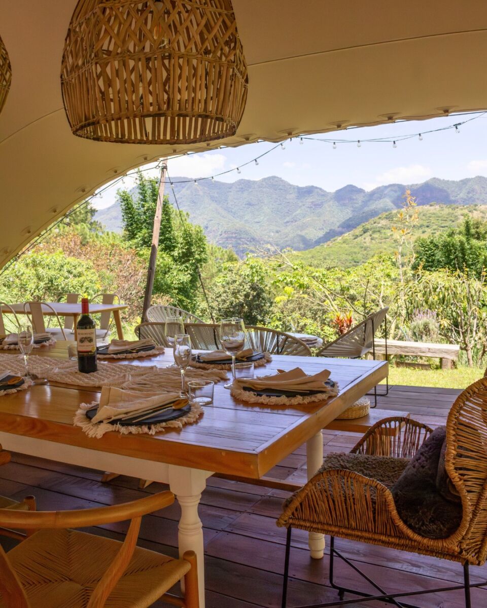 mesa de madera en bungalow en Malinalco
