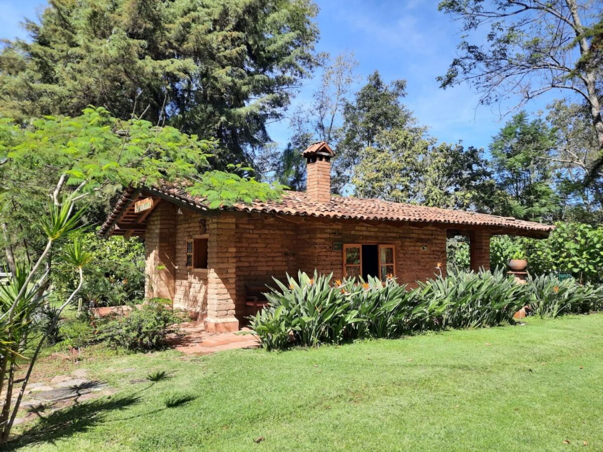 casa de adobe en el bosque
