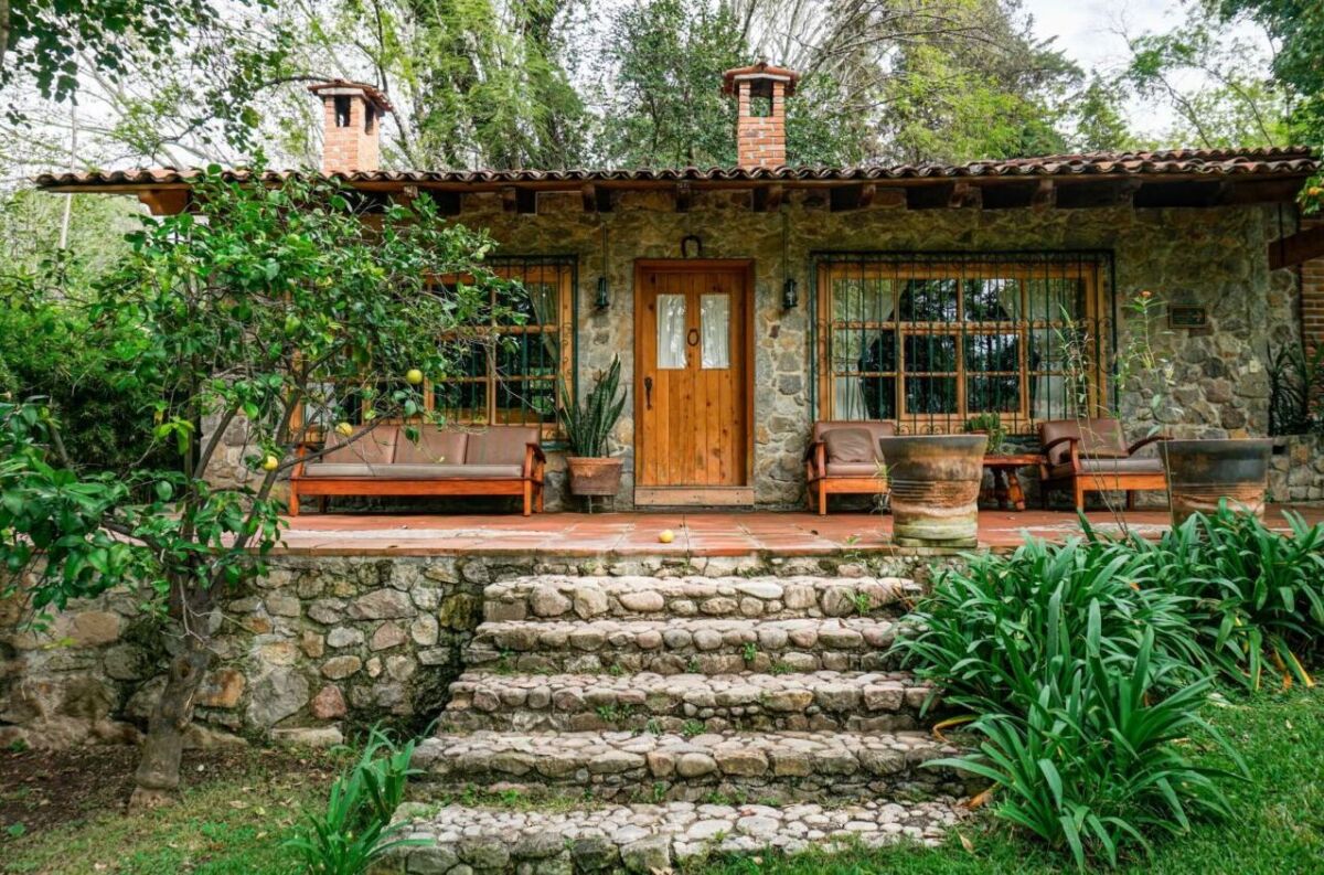 Dos casitas de piedra para parejas cerca de la CDMX: son tienen río, chimenea, cocina y vistas al bosque