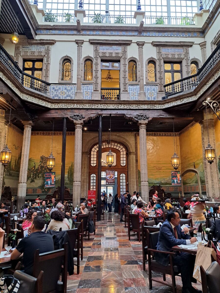 Interior del Sanborns de Azulejos