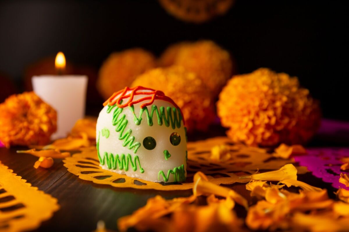 ¿Cuál es el significado de las calaveras de azúcar y por qué se ponen en la ofrenda de Día de Muertos? 