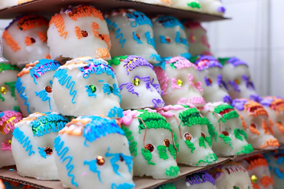 filas de calaveras de azúcar