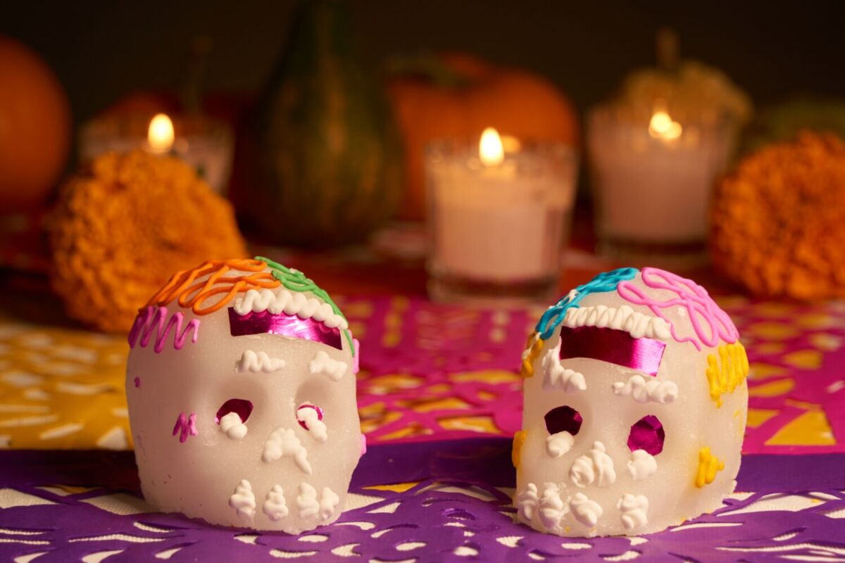 calaveras de azúcar en un altar de Día de Muertos