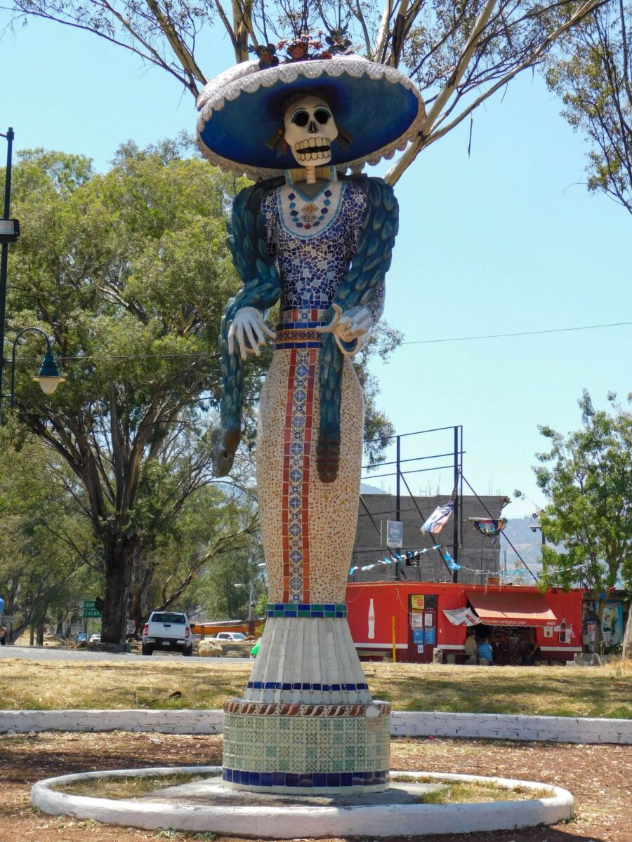 Catrina monumental en la entrada de Capula, Michoacán