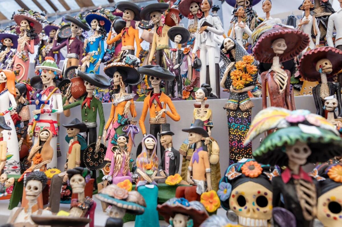 Diversas catrinas de barro en la Feria Nacional de la Catrina