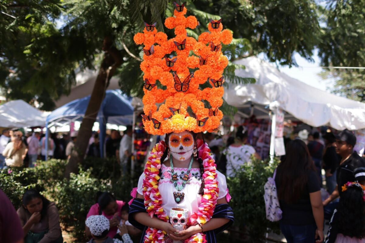 Mujer vestida de catrina en la Feria Nacional de la Catrina