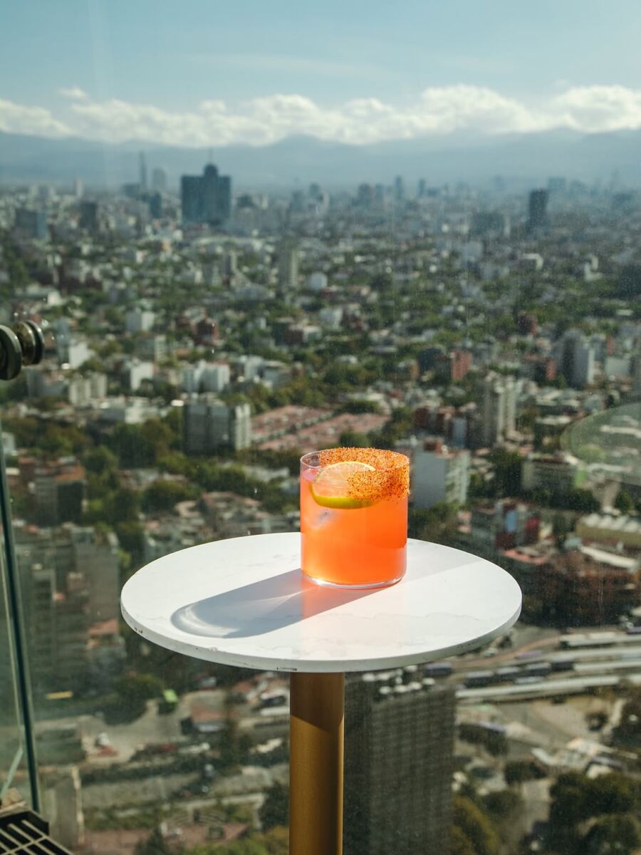 Cóctel con vistas panorámicas de la CDMX en Carlotta Reforma 
