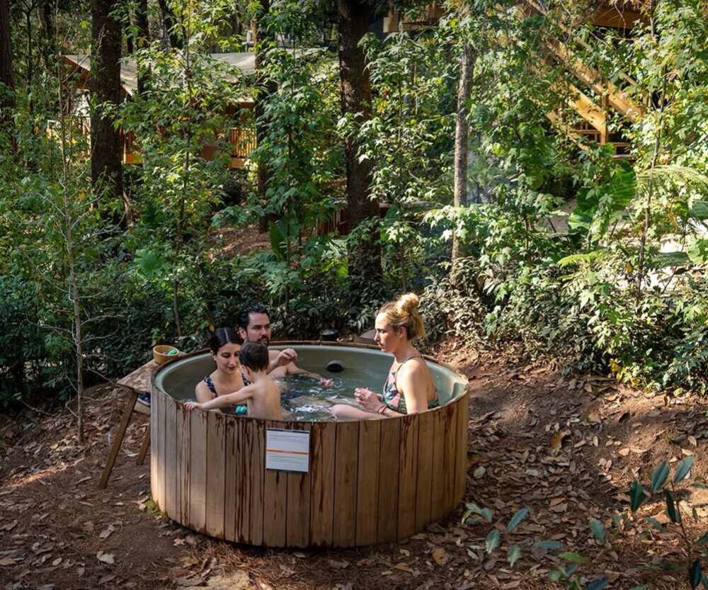 Una familia disfrutando un jacuzzi en medio del bosque en Valle de Bravo