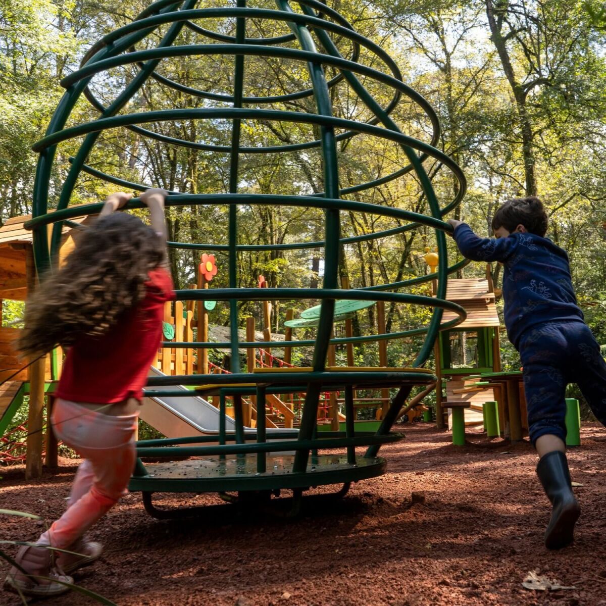 Niños jugando en el área infantil de Casa del Roble Avándaro