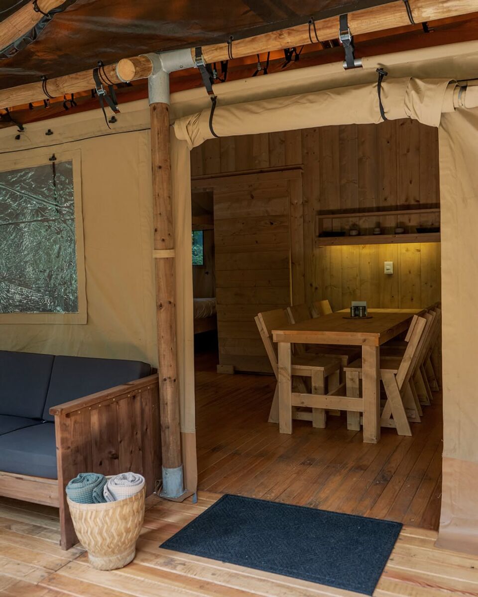 Interior de una cabaña de madera en Valle de Bravo