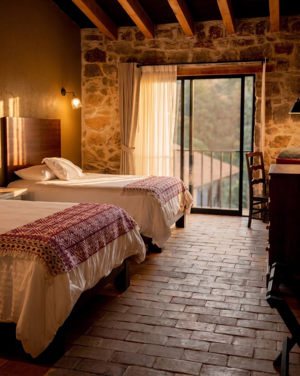 habitación de hotel con dos camas en la montaña