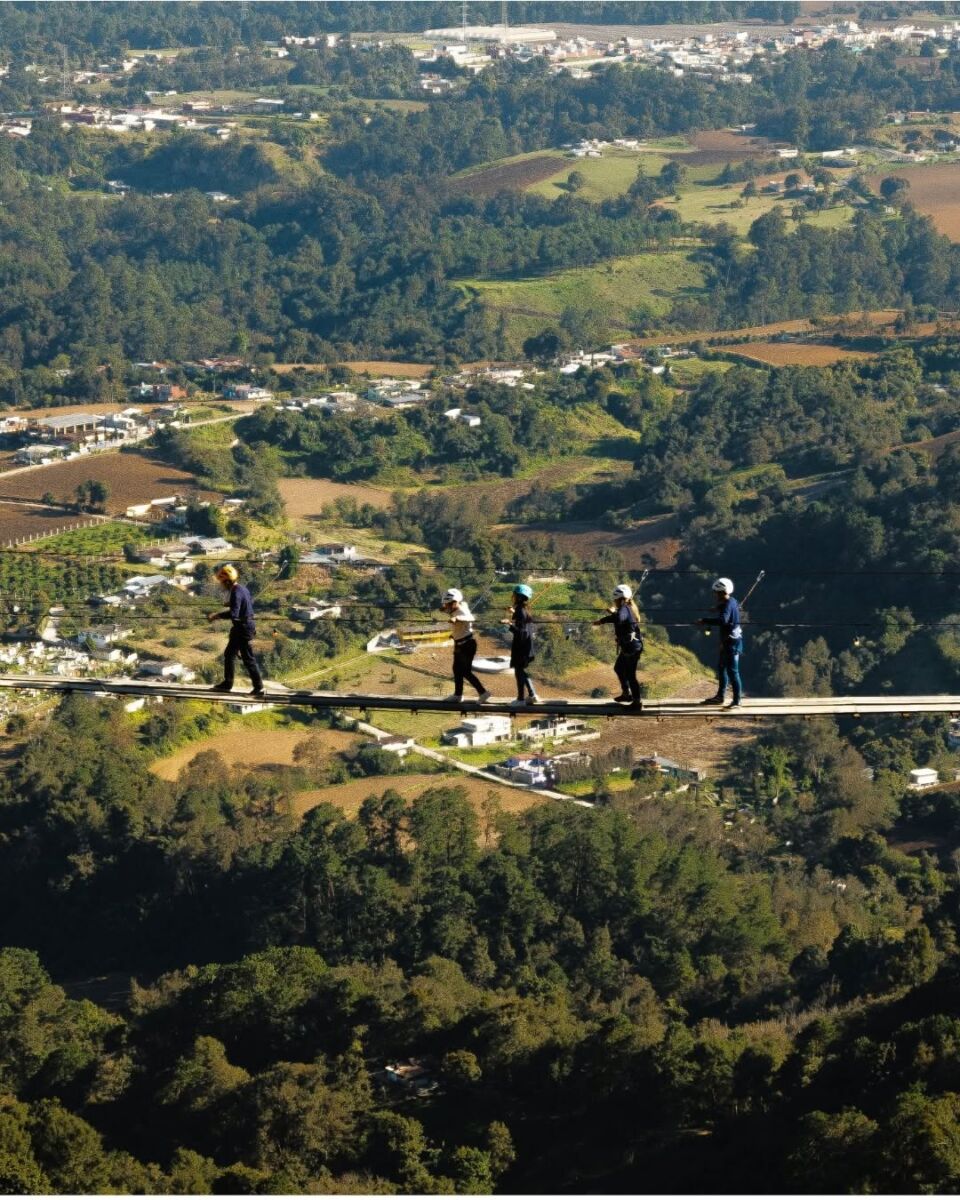gente cruzando un puente colgante