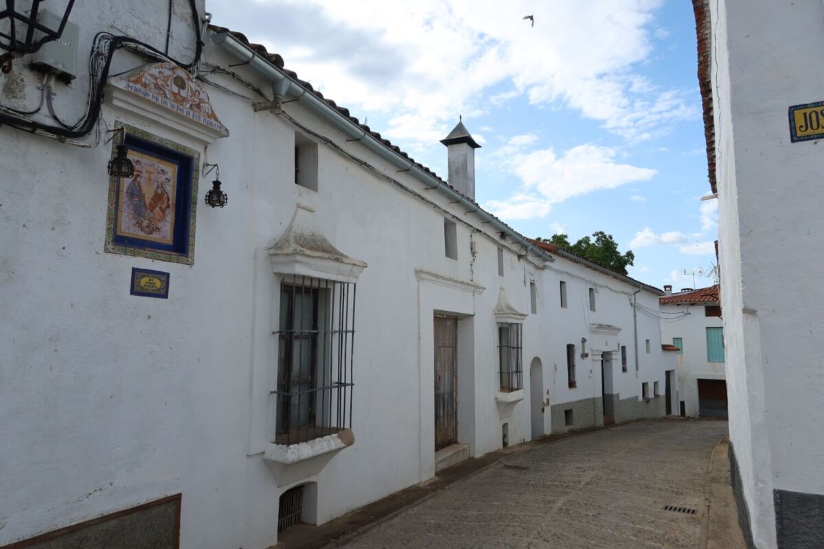 pueblo español con casas de fachada blanca