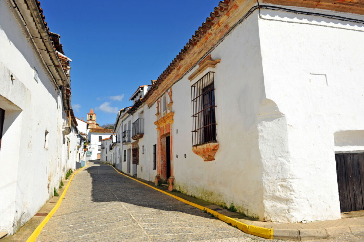 calle estrecha rodeada de casas de fachada blanca