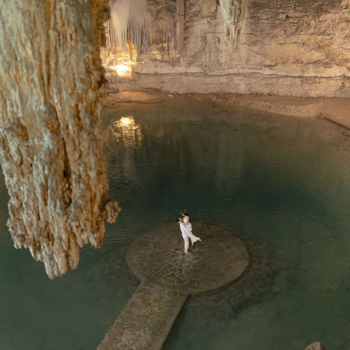 pareja en un cenote con plataforma