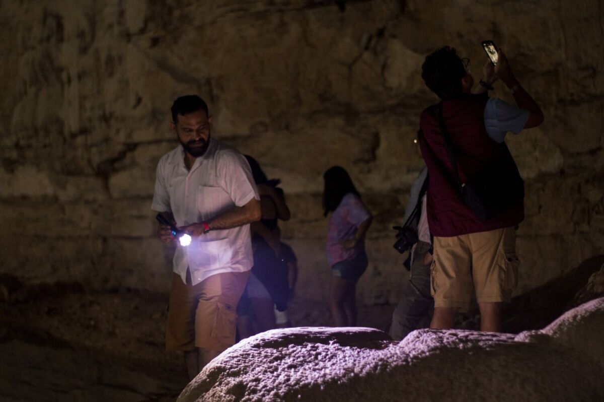 recorrido nocturno en un cenote