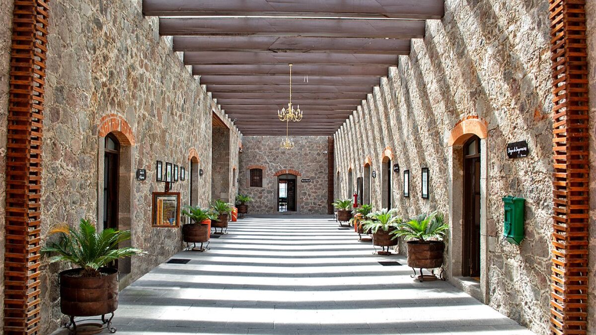 Paredes de piedra del Centro Vacacional La Trinidad en Tlaxcala