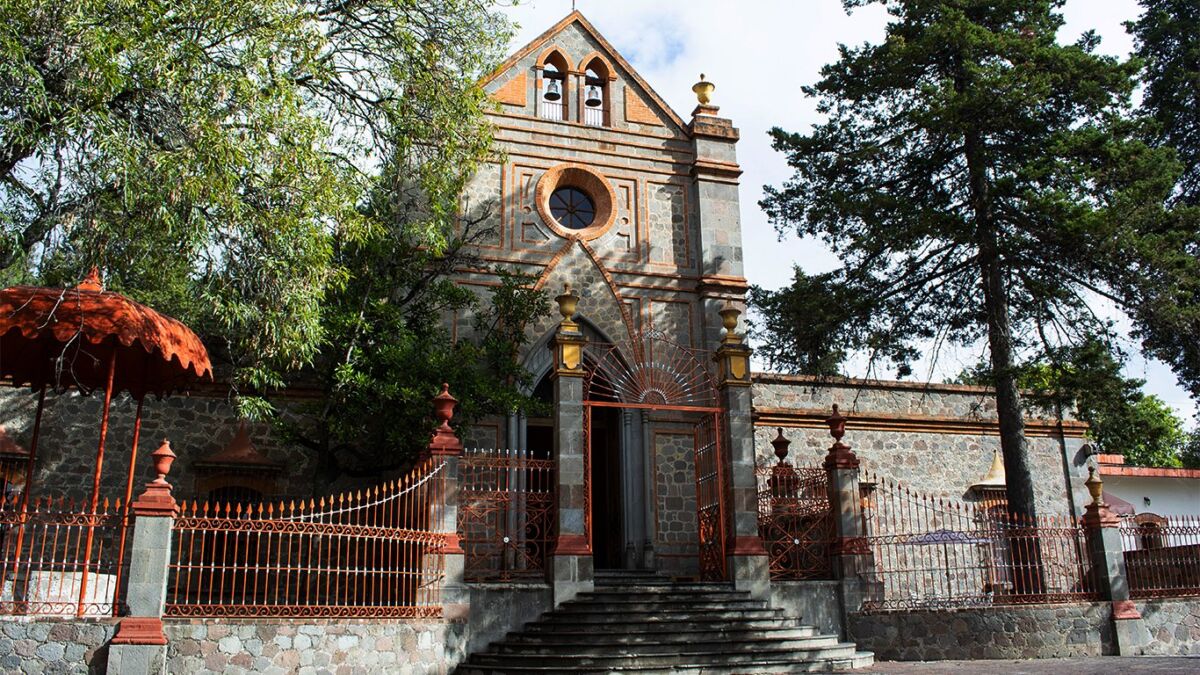 Capilla neogótica en el  Centro Vacacional La Trinidad en Tlaxcala 