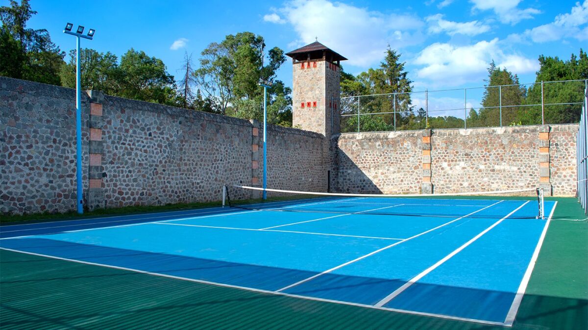 Cancha de tenis en el Centro Vacacional La Trinidad en Tlaxcala