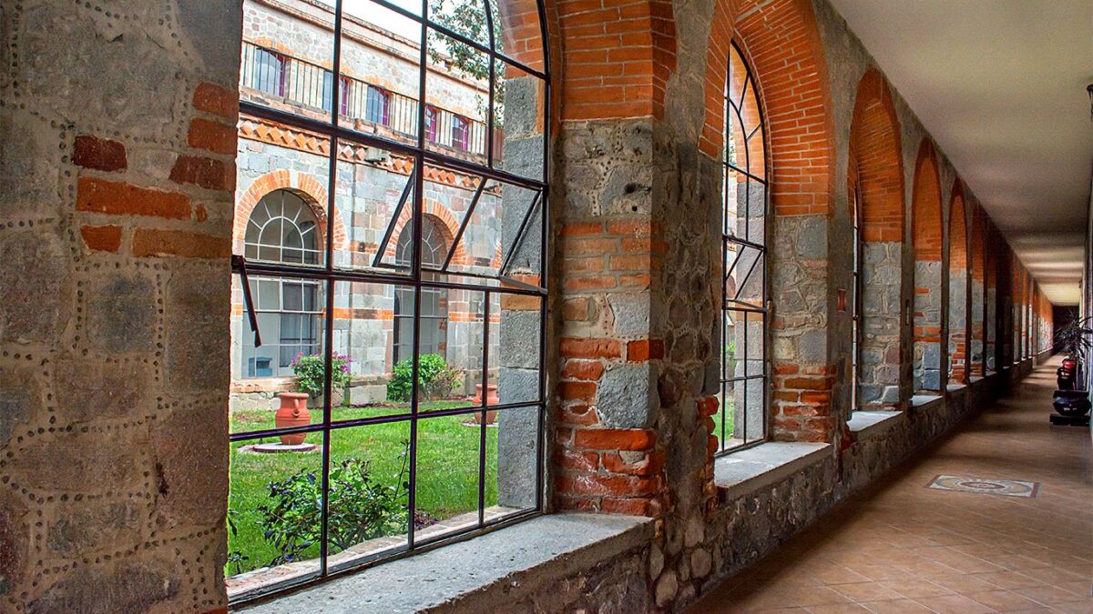 Paredes de piedra del Centro Vacacional La Trinidad en Tlaxcala
