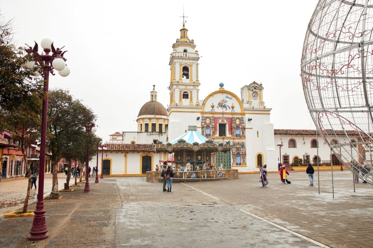 centro de chignahuapan con iglesia y carrusel