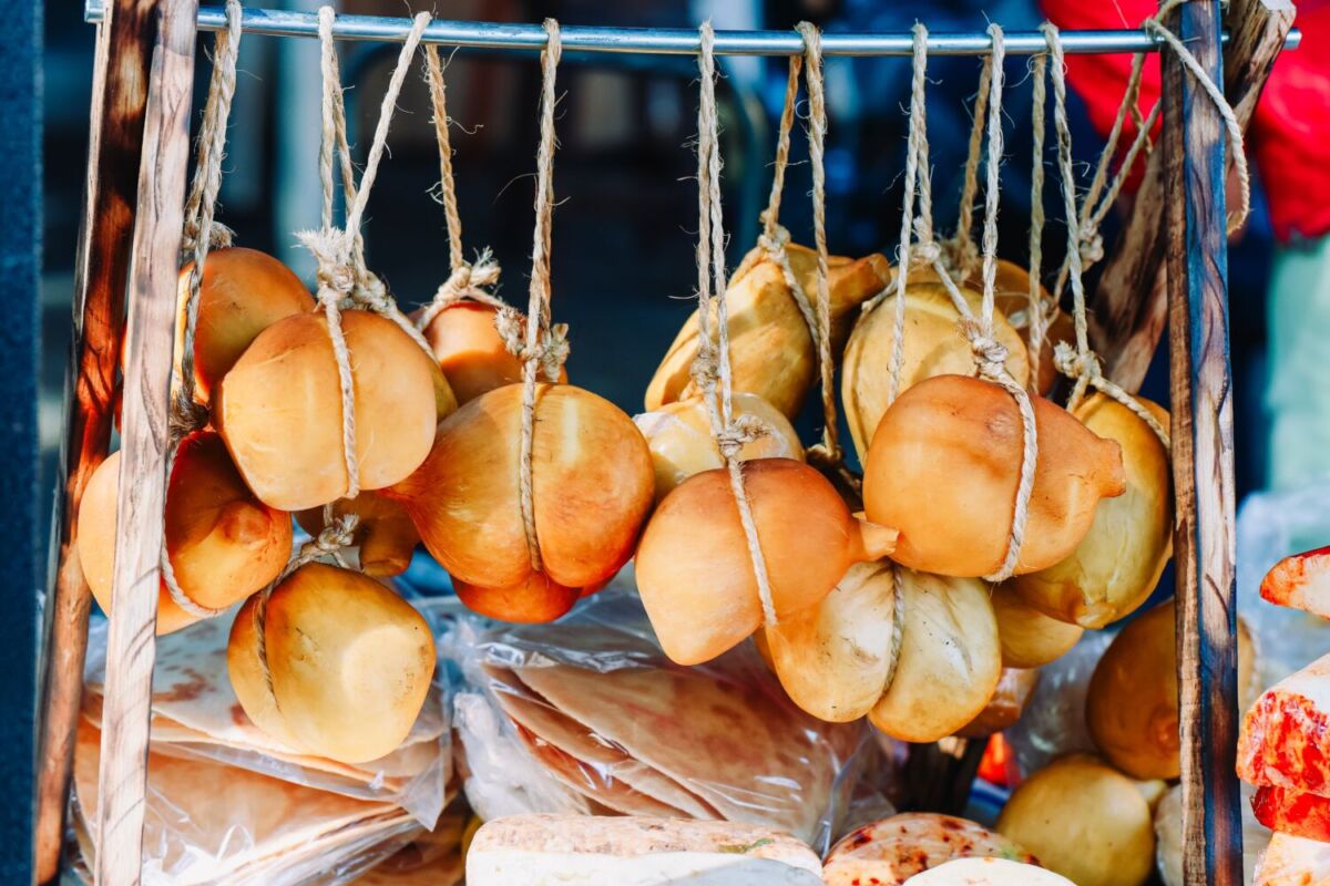 Queso provolone ahumado colgado en un mercado de Chipilo