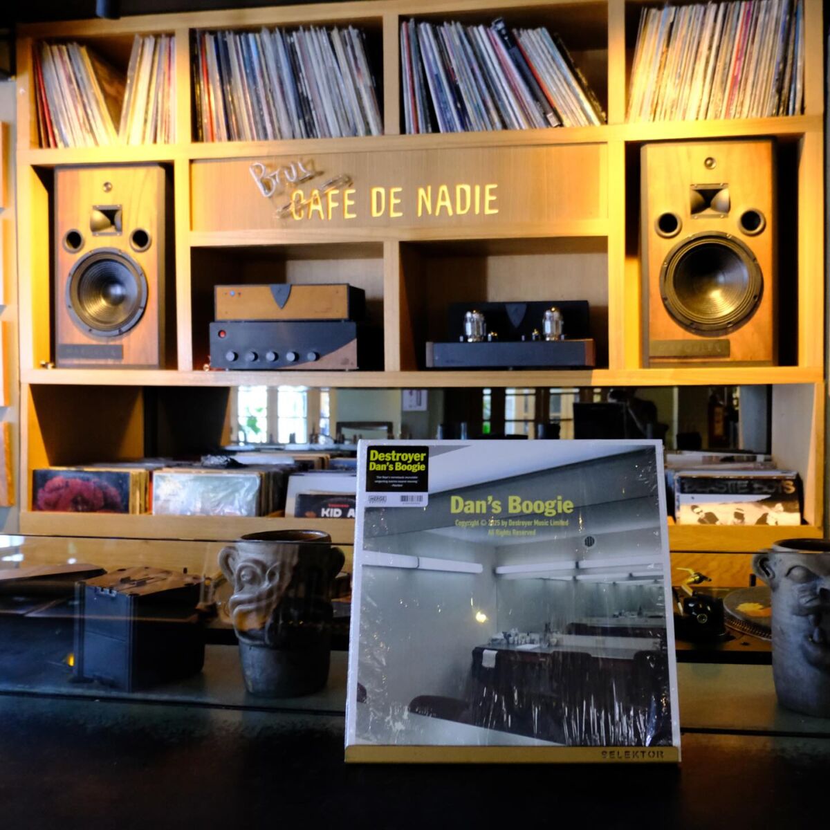 Café de nadie de día con vinilos 
