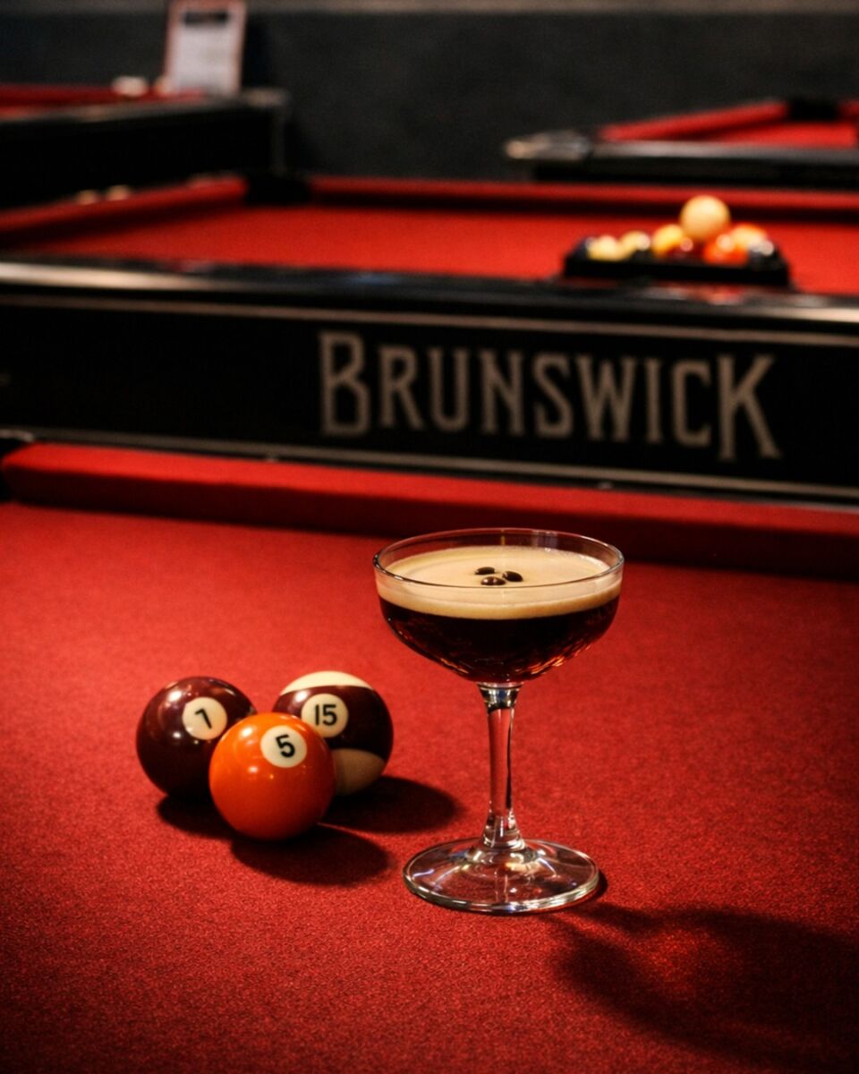 Espresso martini con bolas de billar en mesa roja