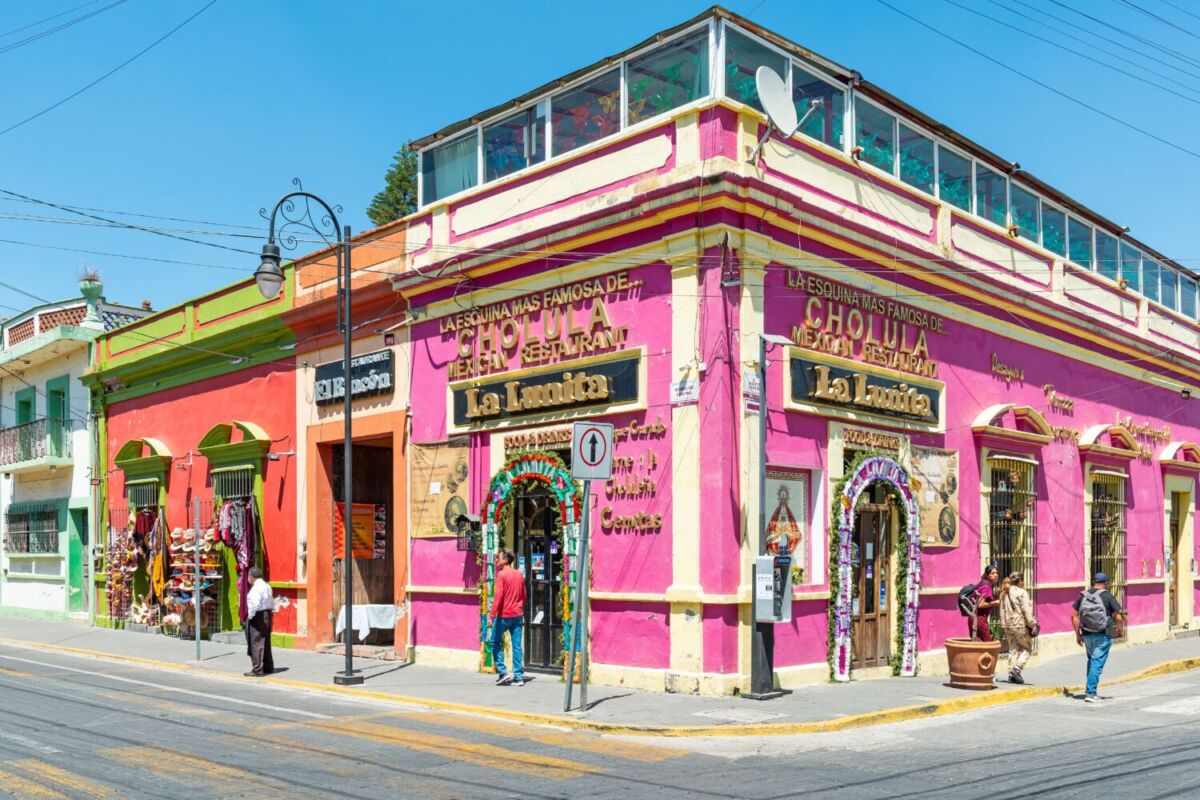 Paisaje urbano con vistas a la vida urbana y gente de San Andrés Cholula