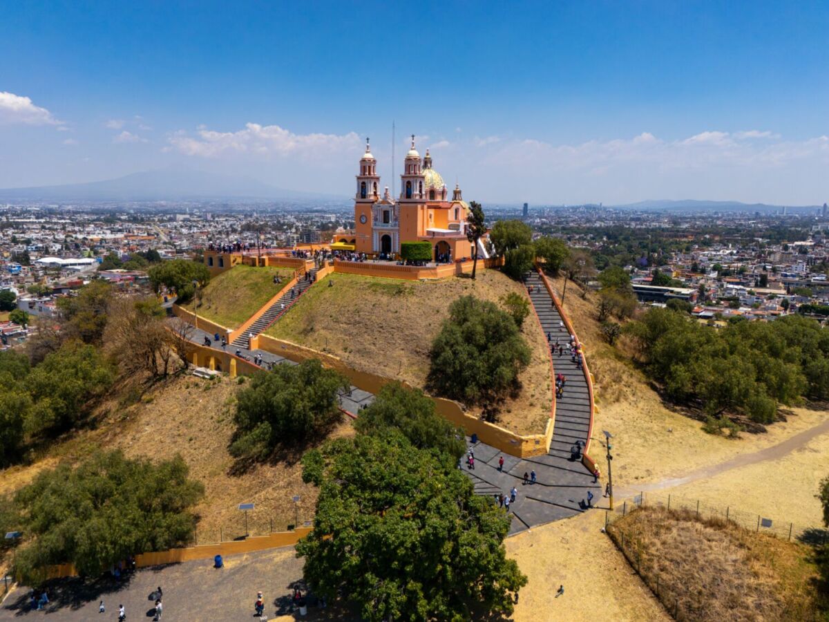 Vista panorámica de la Gran Pirámide de Cholula y el Santuario de Nuestra Señora de los Remedios