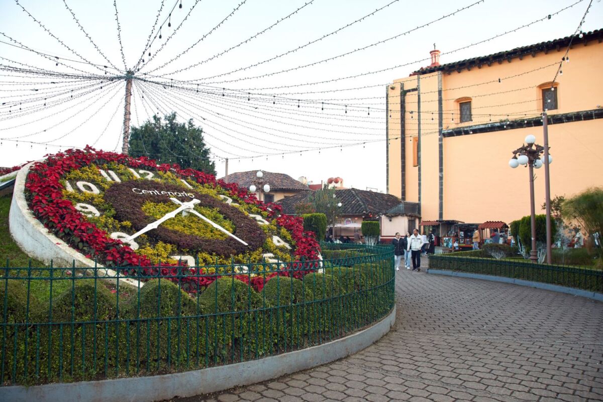 Reloj de flores monumental en la Plaza principal de Zacatlán de las Manzanas