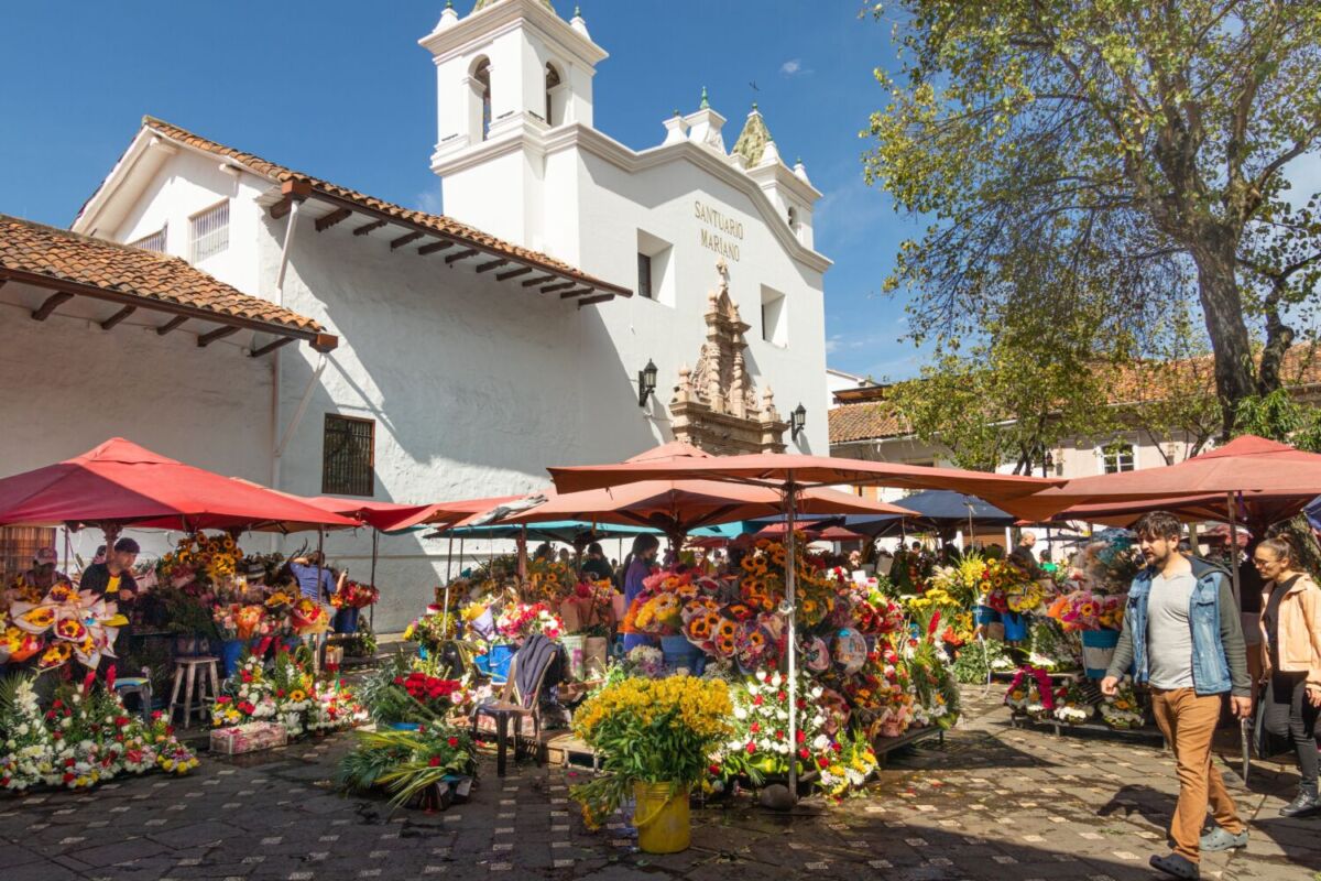 puestos ambulantes en las calles de Cuenca, Ecuador