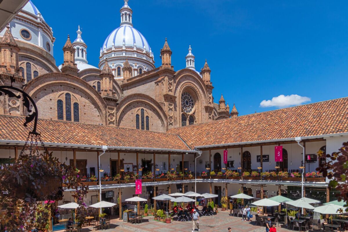 personas en el patio de la Catedral de la Inmaculada Concepción
