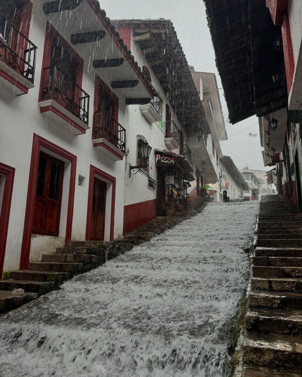 Escaleras de Cuetzalan inundadas con ríos de lluvia
