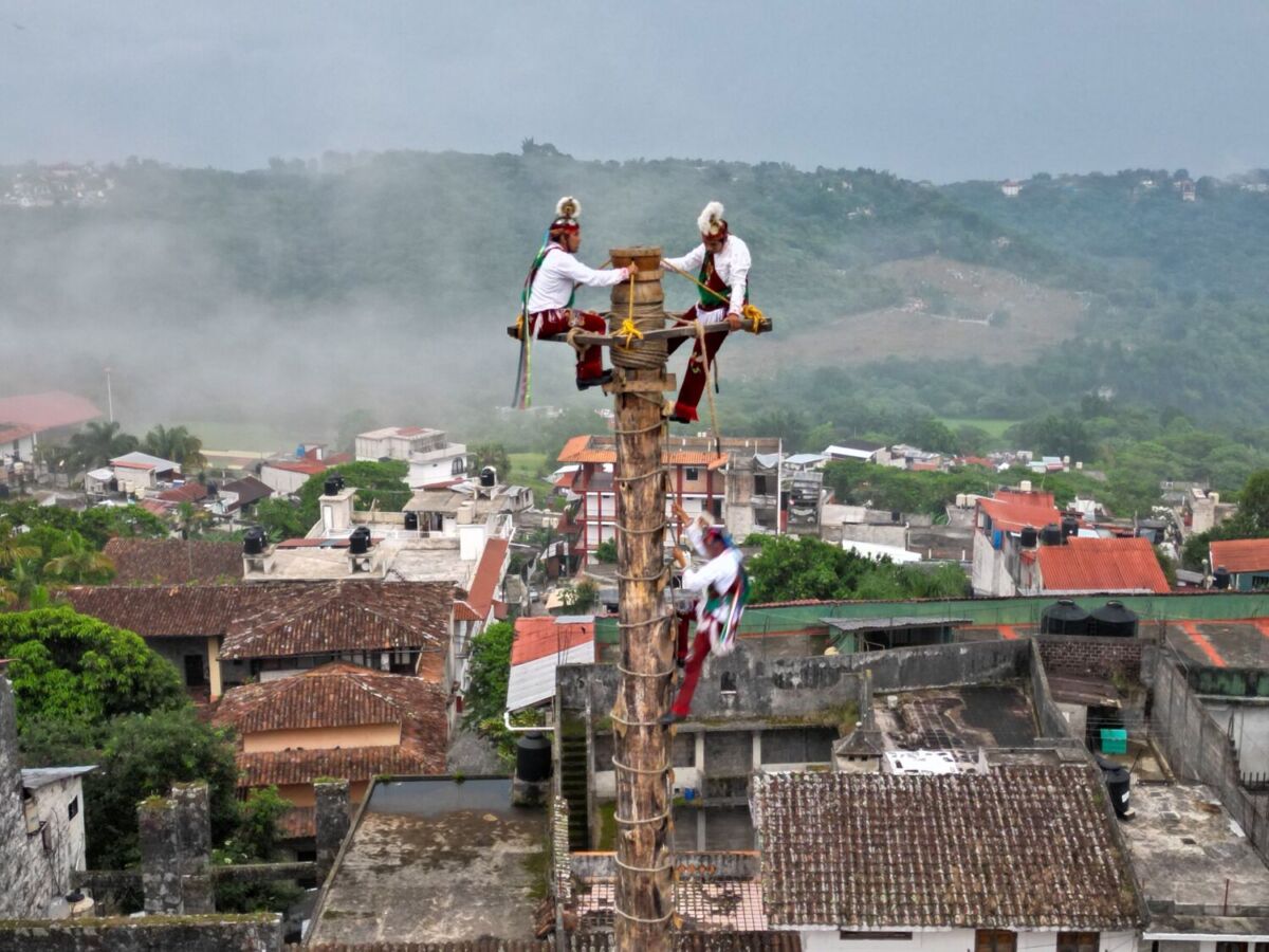 Voladores de Papantla en la punta del pilar